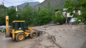 Erzurum Tortum'da toprak kayması yolları kapattı