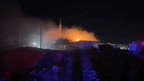Adıyaman Besni’de rüzgarın körüklediği yangın üç dükkanı küle çevirdi
