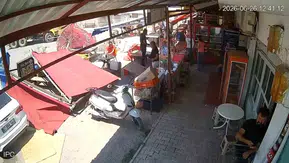 Antalya’da aniden çıkan hortum müşterilerin üzerine tente uçurdu