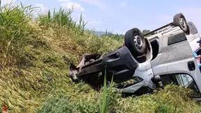 Denizli’de kargo aracı virajı alamadı Bir kişi hayatını kaybetti