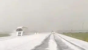 Kars yolunda aniden bastıran dolu sürücüleri durdurdu