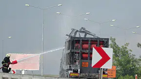 Aksaray yolunda yanan TIR ormanlık alana sıçradı