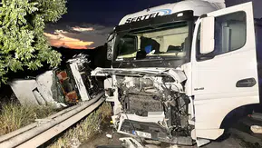 Kula yolunda TIR kazası trafiği kilitledi