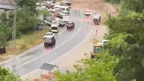 Adana'da şiddetli yağış yolu kesti