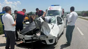 Yerköy’de traktöre çarpan otomobilin tavanı koptu