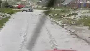 Sivas Kazanpınar’da dolu yağışı tarlaları ve köy yollarını vurdu