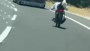 Gaziantep trafiğinde motosikletin üzerine uzanıp gitti