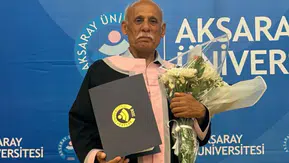 Aksaraylı 71 yaşındaki emekli bankacı ikinci üniversitesinden mezun oldu