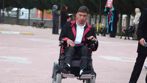Tekerlekli sandalyesiyle üniversiteyi birincilikle bitirdi