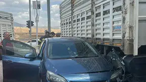 Siirt yolunda otomobil tırın deposuna çarptı