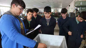 Kozanlı öğrencilerden kendi atıklarını dönüştüren yerli makine