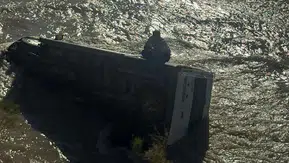 Hakkari’de Zap Suyu’na uçan sürücü geceyi aracın üzerinde geçirdi