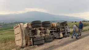 İnegöl yolunda kamyon tarlaya uçtu
