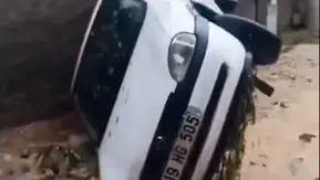 Niğde'de aniden bastıran sağanak üç aracı yuttu