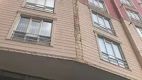Siirt'te apartman cephesi park halindeki aracın üzerine çöktü