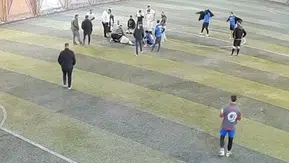Halı sahada ölümden döndü Antrenörün hızlı müdahalesi hayat kurtardı