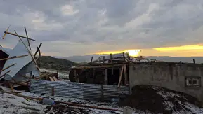 Ağrı'da fırtına dehşeti Evin çatısını metrelerce uzağa fırlattı
