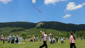 Bilecik’te çocuklar çevre bilinci için uçurtma uçurdu
