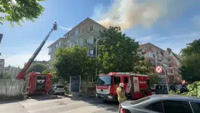 Bakırköy’de apartman çatısında çıkan yangın paniğe yol açtı