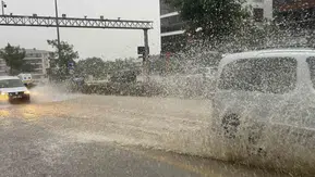 Denizli’de ani sağanak hayatı kilitledi