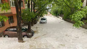 Gümüşhane'de aniden bastıran dolu şehir merkezini beyaza boyadı