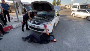 Malatya’da otomobilin motoruna sıkışan kediye itfaiye müdahalesi