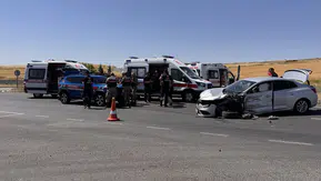 Diyarbakır'da iki araç kavşakta çarpıştı