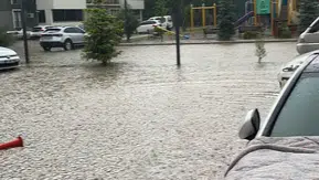 Bursa aniden bastıran dolu ve sağanakla beyaza büründü
