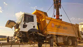 Bursa yolunda hafriyat kamyonu trafiği kilitledi