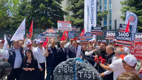 Memurlar bakanlık önünde sabır taşını balyozla parçaladı