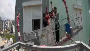 Mersin'de 8'inci kattaki iskelede 3 işçi mahsur kaldı