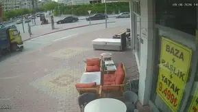Konya'da kamyonet dehşeti Elektrikli bisikletteki çocuklar ezilmekten son anda kurtuldu