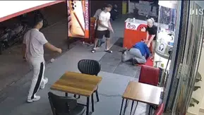 Esenyurt’ta saldırganın bıçaklı saldırı girişimi ayağına takıldı