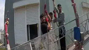 Mersin'de 8'inci katta mahsur kalan işçileri itfaiye kurtardı