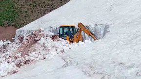 Tunceli dağlarında yaz mevsiminde karla mücadele mesaisi