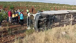 Tarım işçilerini taşıyan minibüs faciadan döndü: Araç şarampole uçtu