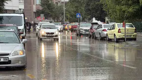 Bolu sokakları sağanak yağışla göle döndü