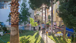 Balçova'da tadilat faciası İskele çöktü üç kardeş yaralandı