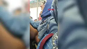 Eminönü tramvayında koltuk kavgası: Çocukların gözü önünde birbirlerine girdiler