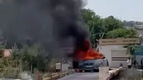 Diyarbakır'da trafikte seyreden otomobil yanarak kullanılamaz hale geldi