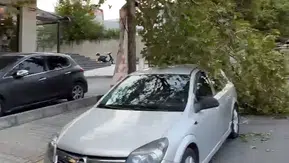 İstanbul’da sert fırtına Avcılar’ı vurdu