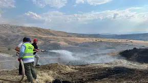 Nallıhan’da arazide başlayan yangın ekiplerin müdahalesiyle durduruldu