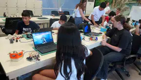 Menteşeli çocuklar tasarladıkları robotları görücüye çıkardı