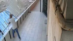 Avcılar'da demir korkulukları söküp götüren hırsızlar kameraya yakalandı