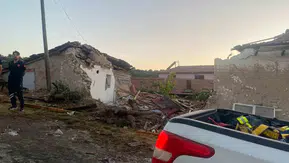 İtfaiye aracı yangın dönüşü eve çarptı