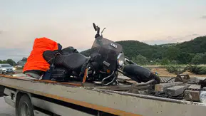 Samsun’da motosiklet yola çıkan köpeğe çarptı
