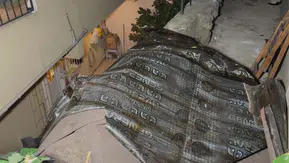 Sarıyerde fırtına çatıları yerinden söktü