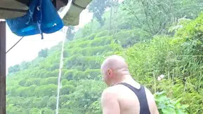 Rize'de denize girmek yasaklanınca çatıdan akan yağmurla serinledi