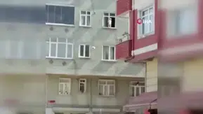 Yürekleri ağza getiren anlar: 3. kattaki pencerede ölümle dans etti