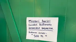 Akyaka'da bir işletme tuvalet kullanımını 500 liraya çıkardı